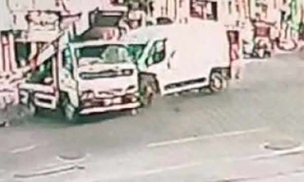 Otomobil minibüs ve kamyonete çarptı!